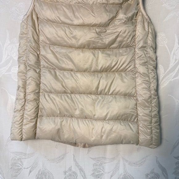 Uniqlo Womens Ultra Light Down Vest Cream Packable Fall Winter XS Casual Outdoor - Picture 7 of 15